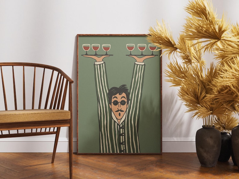 K&ouml;nnte beinhalten: Ein gerahmter Kunstdruck mit einer Cartoon-Illustration einer Person mit Schnurrbart und runder Brille, die ein gr&uuml;n-wei&szlig; gestreiftes Hemd tr&auml;gt. Die Person h&auml;lt zwei Tabletts &uuml;ber dem Kopf, auf denen jeweils drei Gl&auml;ser mit Rotwein stehen.