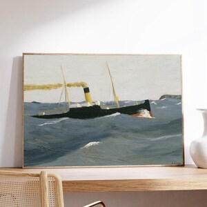 Op de afbeelding: Een olieverfschilderij van een zwart schip met gele schoorstenen en witte zeilen op een woelige blauwe zee. Het kunstwerk is ingelijst in een lichtbruine houten lijst en wordt getoond op een houten oppervlak.