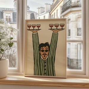 Könnte beinhalten: Ein gerahmter Kunstdruck mit einer Cartoon-Illustration einer Person mit dunklem Haar und runder Brille, die ein grün-weiß gestreiftes Hemd trägt. Die Person hält zwei Tabletts über dem Kopf, auf denen jeweils drei Gläser mit Rotwein stehen.