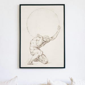 Puede incluir: Impresi&oacute;n enmarcada en negro de un dibujo cl&aacute;sico que representa a Atlas arrodillado sosteniendo una gran esfera. La obra de arte es un boceto detallado con sombreado, que muestra la forma muscular de la figura y el contorno de la esfera. La impresi&oacute;n est&aacute; montada en una pared blanca.