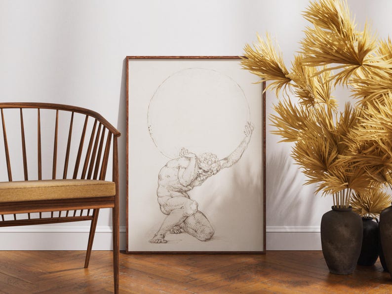 Puede incluir: Una impresi&oacute;n enmarcada con un boceto detallado de Atlas, una figura musculosa, sosteniendo una gran esfera. La obra de arte est&aacute; en un marco de madera, apoyada contra una pared blanca. Una silla de madera y plantas secas tambi&eacute;n est&aacute;n en la imagen.