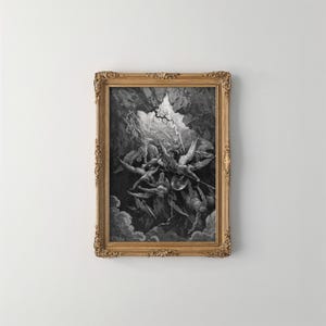 Può includere: Un'opera d'arte da parete rettangolare che presenta un'incisione in bianco e nero di figure in movimento all'interno di uno spazio scuro e cavernoso, racchiusa in una cornice dorata ornata con dettagli intagliati lungo i bordi.