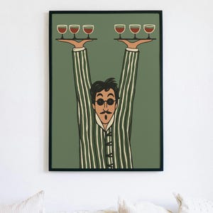 K&ouml;nnte beinhalten: Ein gerahmter Wandkunstdruck mit einer stilisierten Illustration einer Person mit Schnurrbart und runder Brille in einem gr&uuml;n-wei&szlig; gestreiften Hemd. Die Figur h&auml;lt zwei Tabletts &uuml;ber dem Kopf, auf denen jeweils drei Gl&auml;ser Rotwein stehen.