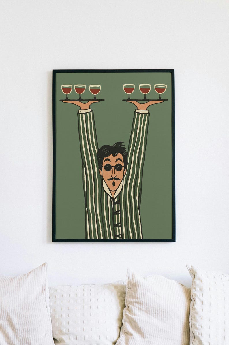 K&ouml;nnte beinhalten: Ein gerahmter Wandkunstdruck mit einer stilisierten Illustration einer Person mit Schnurrbart und runder Brille in einem gr&uuml;n-wei&szlig; gestreiften Hemd. Die Figur h&auml;lt zwei Tabletts &uuml;ber dem Kopf, auf denen jeweils drei Gl&auml;ser Rotwein stehen.