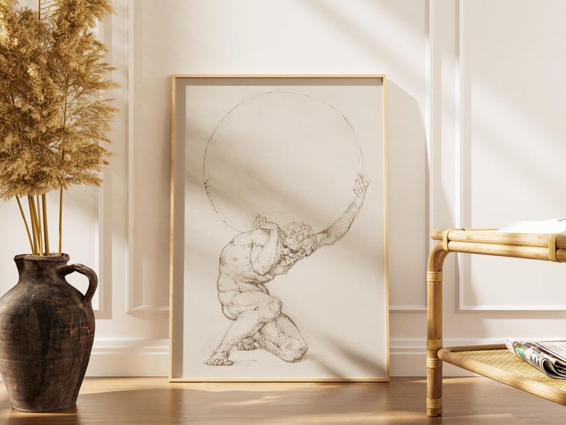 Puede incluir: Una impresi&oacute;n enmarcada de un dibujo cl&aacute;sico que representa una figura musculosa, posiblemente Atlas, sosteniendo una gran esfera. La obra de arte est&aacute; en un marco dorado y se apoya contra una pared blanca. A la izquierda hay un jarr&oacute;n oscuro con plantas secas.