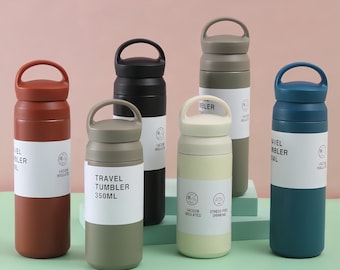 Vaso térmico de acero inoxidable para viajes: compacto, portátil y mantiene las bebidas calientes o frías.