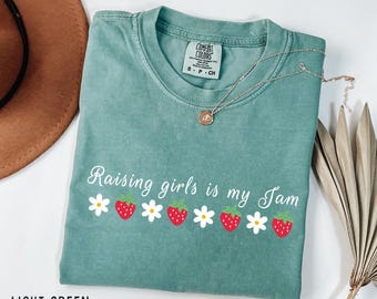 Comfort Color Girls mom Raising girl is jam T-Shirt Christmas birthday gift teen girl mom casual tee Mother day gift for Expecting Girl