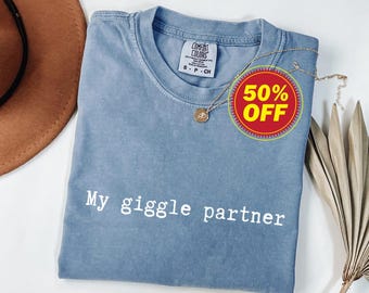 Comfort Colors®Giggle Partner 新婚の妻へのシャツギフト 新婚結婚祝いのTシャツ ブライダルギフト 妻への記念日 クリスマスシャツギフト