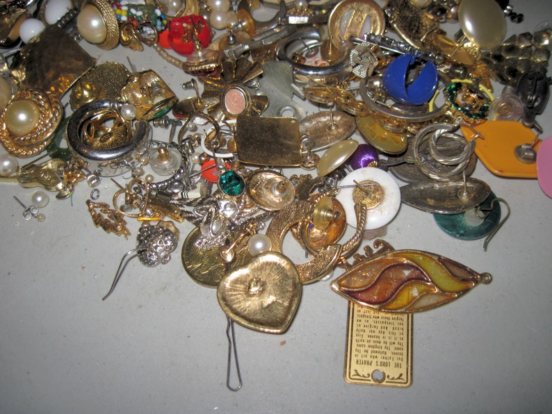 Over 1 lb pound vintage and newer jewelry for crafts re purpose G
