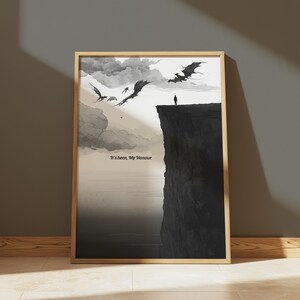 Op de afbeelding: Ingelijste kunstdruk met een grijswaardenillustratie van draken die in de buurt van een klif vliegen met een eenzaam figuur. De tekst "It's been, My Honour" staat onderaan. Het kunstwerk zit in een houten lijst.