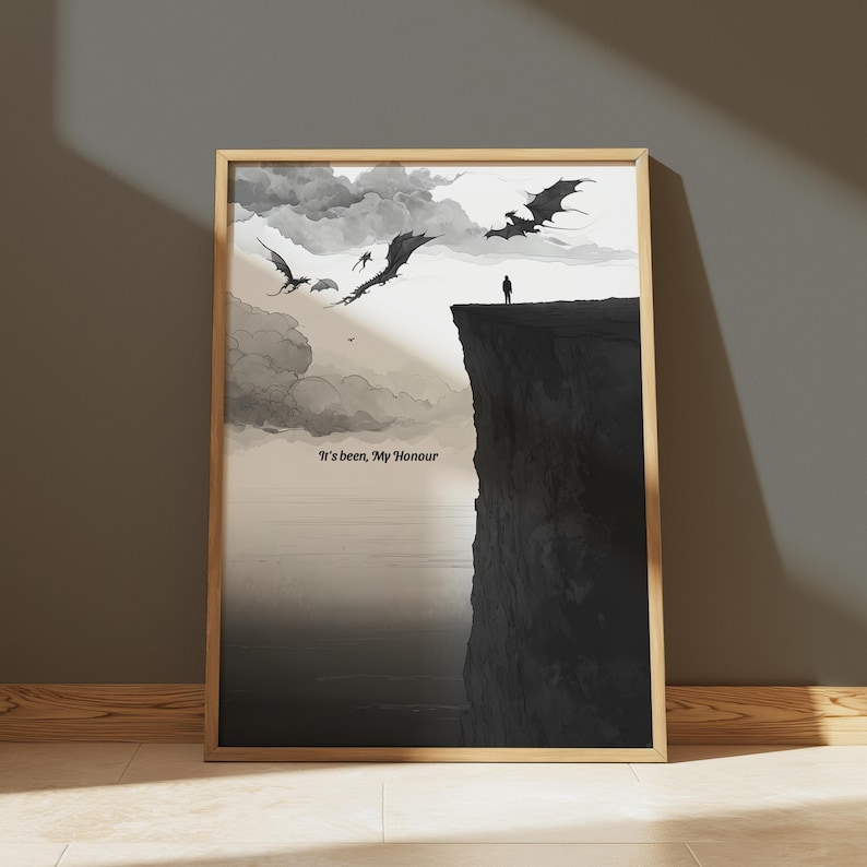 Op de afbeelding: Ingelijste kunstdruk met een grijswaardenillustratie van draken die in de buurt van een klif vliegen met een eenzaam figuur. De tekst "It's been, My Honour" staat onderaan. Het kunstwerk zit in een houten lijst.