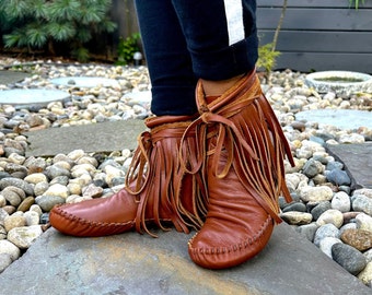 handmade moccasins | indigenous maker | fringe moccassins | hi-top moccasins | moccasin boots | fringe boots | nutmeg | size 8 | slippers