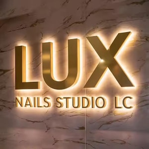 Placa comercial personalizada em 3D | Placa com logotipo comercial retroiluminada | Placa com logotipo em LED | Placas com logotipo comercial em acrílico e metal | Placa para lojas, salões e paredes