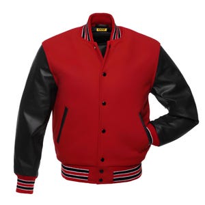 Op de afbeelding: Rood en zwart varsity jack met een witte streep op de kraag en manchetten. Het jack heeft een knoopsluiting en twee zakken.