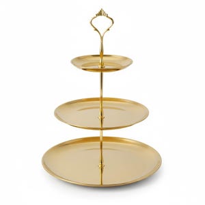 Peut inclure: Un présentoir à trois niveaux de couleur dorée. Le présentoir comporte trois plateaux circulaires de tailles différentes, reliés par un poteau central. Une poignée décorative est située au sommet. Le présentoir est en métal et convient pour servir des desserts ou des apéritifs.