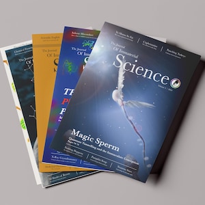 Può includere: Una pila di riviste scientifiche con copertine colorate. La rivista in alto si intitola "The Journal of Immaterial Science" con l'articolo "Magic Sperm" visibile. Altre riviste sono visibili con titoli come "The Journal of Immaterial Science" e "The Physics of Physics".