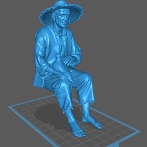 Può includere: Una scultura blu stampata in 3D di una figura seduta con un cappello di paglia e un uccello. La figura indossa una camicia abbottonata e pantaloni. La scultura è seduta su una superficie a griglia.