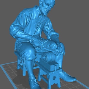 Op de afbeelding: Blauw 3D-geprint beeldhouwwerk van een zittende man die een mes slijpt op een slijpsteen. De man draagt een shirt met lange mouwen, kniebroek en schoenen. Hij zit op een kleine bank, met een slijpsteen op een lagere bank.