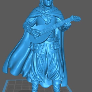 Puede incluir: Figura impresa en 3D de una persona con atuendo medieval, sosteniendo un laúd. La figura está vestida con una capa larga, una túnica y botas. El modelo está renderizado en un color azul claro sólido, con detalles de la ropa y el instrumento.