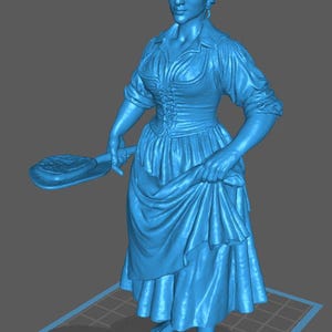 Könnte beinhalten: Hellblaue Statue einer Frau in einem langen Kleid, die einen großen, flachen, runden Gegenstand hält, der einer Pfanne ähnelt. Das Haar der Frau ist zu einem Dutt hochgesteckt. Die Statue steht auf einer gemusterten Oberfläche.