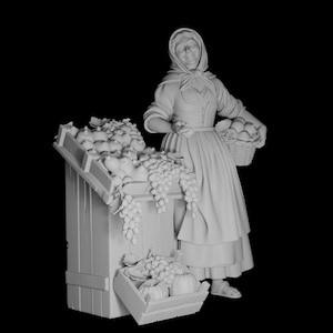 Può includere: Una scultura dettagliata di una donna in abiti tradizionali, che tiene un cesto di frutta e in piedi accanto a una bancarella di prodotti in legno traboccante di uva e altri frutti. La scultura è di colore neutro, su sfondo nero.