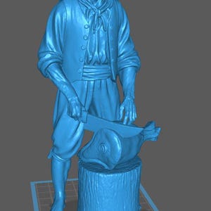 Può includere: Scultura blu stampata in 3D di un uomo che taglia la carne su un ceppo d'albero. L'uomo indossa un gilet, una camicia e pantaloni. Tiene in mano un grosso coltello, pronto a tagliare la carne. La scultura è su sfondo grigio.
