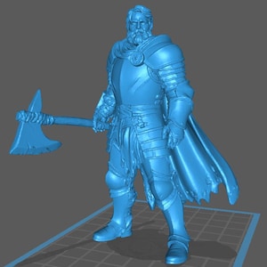 Può includere: Una statuetta blu stampata in 3D di un cavaliere con armatura completa, che tiene una grande ascia. Il cavaliere ha una lunga barba e un mantello. La figura è in piedi su una superficie a griglia.