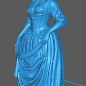 Puede incluir: Estatua azul claro de una mujer con un vestido histórico. La figura lleva un vestido largo con un corpiño ajustado y una falda amplia. Su pelo está peinado hacia arriba y sostiene la falda con las manos.