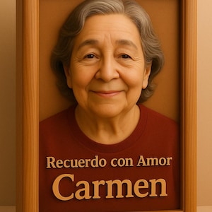 Puede incluir: Un retrato enmarcado de una mujer con cabello gris, vistiendo un suéter marrón. El marco es de madera y tiene una inscripción dorada que dice "Recuerdo con Amor Carmen".