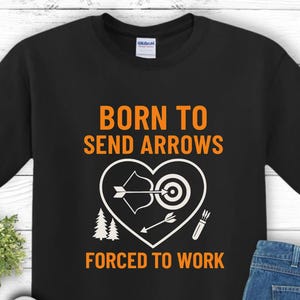 Camiseta &quot;Aventurero&quot; - Camiseta para amantes del tiro con arco, regalo para entusiastas de las actividades al aire libre, ropa de senderismo, camiseta con gráficos de naturaleza, camiseta de aventura en el bosque