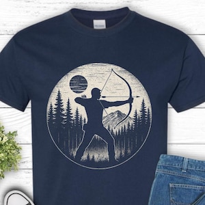 Camiseta &quot;Aventurero&quot; - Camiseta para amantes del tiro con arco, regalo para entusiastas de las actividades al aire libre, ropa de senderismo, camiseta con gráficos de naturaleza, camiseta de aventura en el bosque