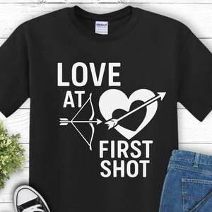 Camiseta &quot;Aventurero&quot; - Camiseta para amantes del tiro con arco, regalo para entusiastas de las actividades al aire libre, ropa de senderismo, camiseta con gráficos de naturaleza, camiseta de aventura en el bosque
