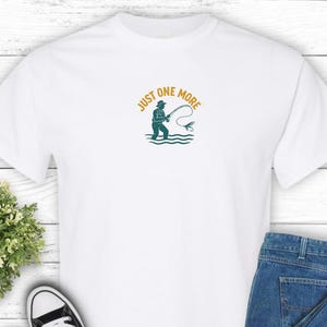 Just One More - Maglietta unisex in cotone pesante, vestibilità comoda per gli amanti della spiaggia, abbigliamento casual, regalo per surfisti, atmosfera estiva, abbigliamento unisex