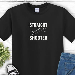 Camiseta &quot;Aventurero&quot; - Camiseta para amantes del tiro con arco, regalo para entusiastas de las actividades al aire libre, ropa de senderismo, camiseta con gráficos de naturaleza, camiseta de aventura en el bosque