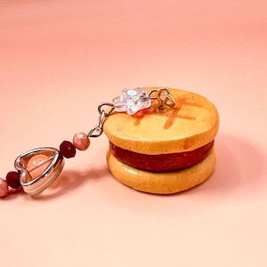 Portachiavi a forma di biscotto kawaii – Ciondolo a forma di dessert in argilla fatto a mano – Grazioso accessorio per borsa per adolescenti – Dolce regalo estetico – Portachiavi per buongustai – JellyBlinks