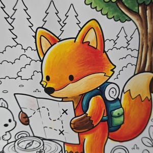 Puede incluir: Una ilustraci&oacute;n a color de un zorro naranja con una mochila azul que sostiene un mapa. El zorro est&aacute; en un bosque con una br&uacute;jula sobre un toc&oacute;n, una linterna y un animal peque&ntilde;o. El fondo muestra los contornos de varios &aacute;rboles.