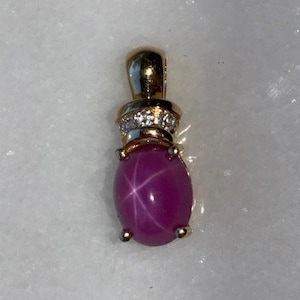 Colar com pingente em ouro maciço 14k com safira rosa estrela, rubi e diamante em cabochão oval.