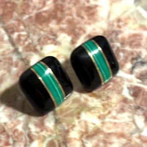 Pendientes cuadrados de oro amarillo estilo Art Déco de los años 80, con incrustaciones de malaquita y ónix negro en oro amarillo.