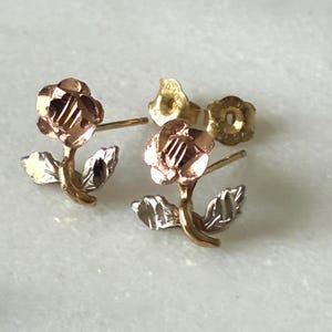 Orecchini a lobo a forma di rosa in oro massiccio tricolore 10 carati