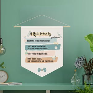 Motywująca sztuka ścienna z cytatem | Baner z tkaniny Louis Tomlinson | Retro proporczyk do akademika dla studentów Boho Decor Music Lovers | prezent na rozwój osobisty