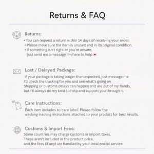 K&ouml;nnte beinhalten: Eine Informationsgrafik mit dem Titel Returns & FAQ mit Symbolen f&uuml;r eine Box, einen Umschlag, ein Etikett und einen Globus. Sie erl&auml;utert Richtlinien f&uuml;r R&uuml;cksendungen innerhalb von 14 Tagen, verlorene Pakete, Pflegehinweise und Zollgeb&uuml;hren.