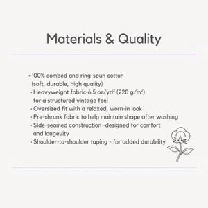 K&ouml;nnte beinhalten: Eine Infografik mit dem Titel Materials & Quality, die Produktspezifikationen auflistet: 100 % gek&auml;mmte und ringgesponnene Baumwolle, 220 g/m2 schwerer Stoff, Oversize-Passform, vorgeschrumpft, Seitenn&auml;hte und Schulter-zu-Schulter-Band.