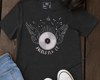 Camiseta Angels Fly de Louis Tomlinson / Camiseta vintage de música negra / Vibraciones country rock / Camiseta de festival de música / Regalo para amantes de la música / El sonido de la música