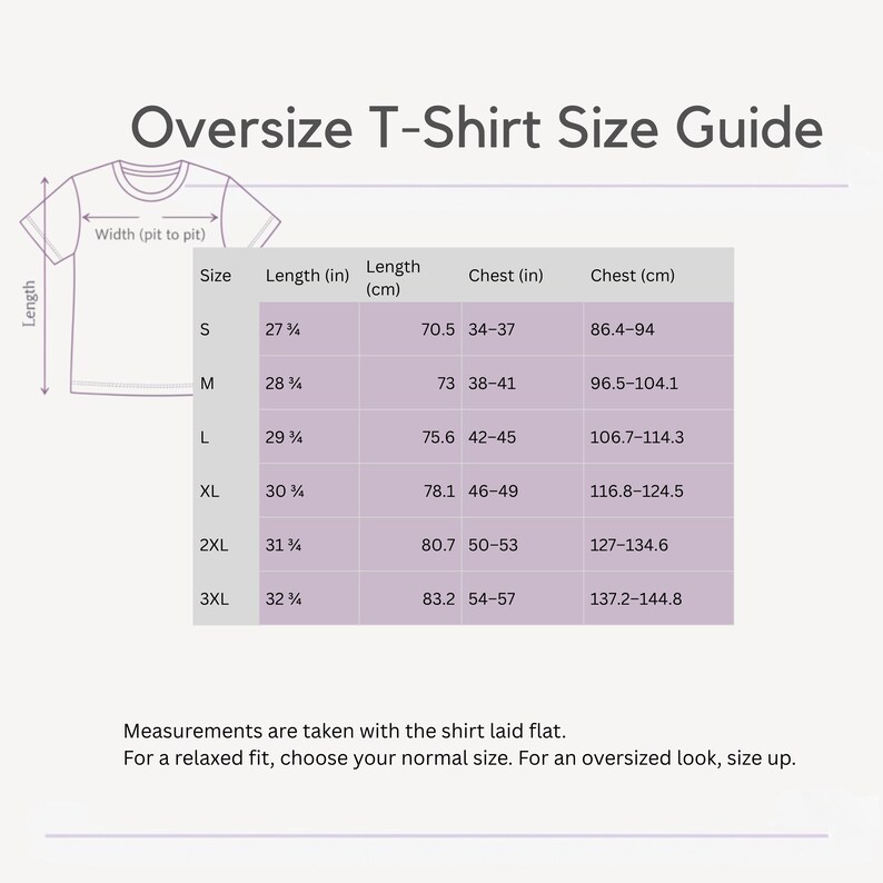 K&ouml;nnte beinhalten: Eine Gr&ouml;&szlig;entabelle f&uuml;r Oversize-T-Shirts mit einer Strichzeichnung eines T-Shirts, die L&auml;ngen- und Breitenma&szlig;e zeigt. Die Tabelle f&uuml;hrt die Gr&ouml;&szlig;en S bis 3XL mit den entsprechenden L&auml;ngen- und Brustma&szlig;en in Zoll und Zentimetern auf.