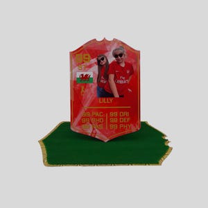 Carte FIFA personnalisée | Carte d'anniversaire du football EA FC | Cadeau souvenir de football pour garçons | de voeux avec enveloppe de forme assortie | Rouge