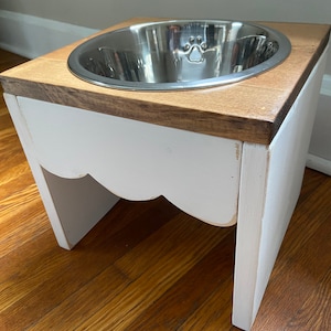 Scalloped Single Dog Feeder/Waterer