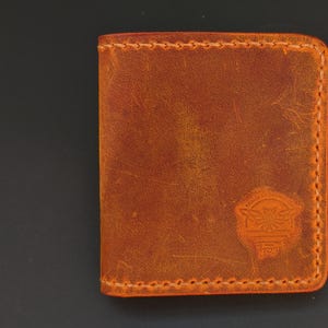Cartera unisex de piel elaborada artesanalmente con materiales 100% naturales.
