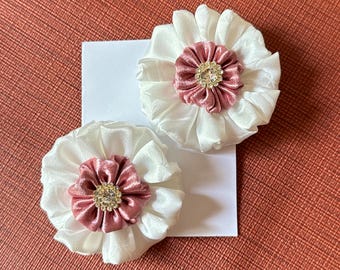 Pinza para el cabello con forma de flor de satén