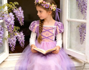Vestido de niña inspirado en Rapunzel, vestido de tul con mangas abullonadas de terciopelo lavanda, ideal para cumpleaños o como disfraz de princesa.
