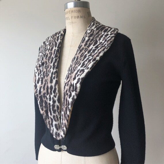 Vintage 1950s faux leopard fur collar cardigan sw… - image 3